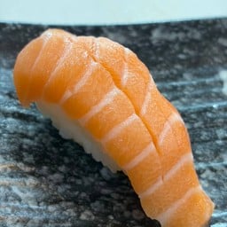 ซูชิหน้าปลาแซลมอน คำละ