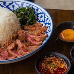 เนื้อสันในโคขุนพรีเมียมเบิร์นไฟ ซอสกะเพรา พร้อมไข่ดองน้ำปลา