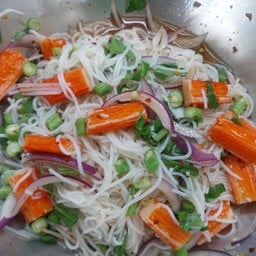 ยำขนมจีนปูอัด+ไข่