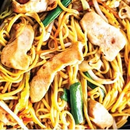 ผัดหมี่ฮ่องกงไก่