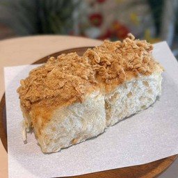 ขนมปังหมูหยองน้ำสลัด