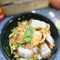 ผัดม่ามาขี้เมาหมูกรอบไข่ขยี้พริกแห้ง