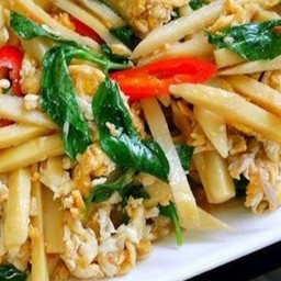 ข้าวหน้าผัดหน่อไม้หมูสับใบโหระพาใส่ไข่