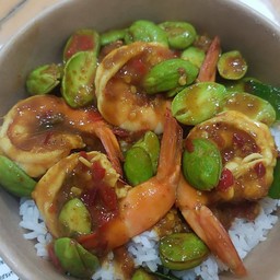 สะตอกุ้งผัดพริกแกงใต้ ราดข้าว