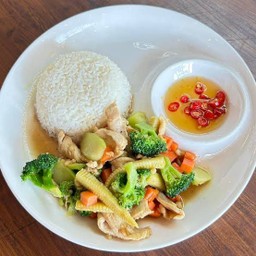 ผัดผักรวมราดข้าว[เลือกเนื้อสัตว์ได้ค่ะ]