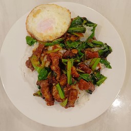 ข้าวพริกแกงหมูกรอบไข่ดาว