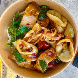 กะเพราหมูกรอบปลาหมึก