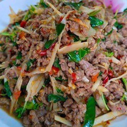 กะเพราเนื้อหน่อไม้ดอง.ราดข้าว