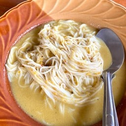 ขนมจีน สามสาว ร้านผักบุ้ง สะพานยาว