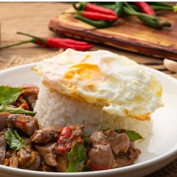 ข้าวกะเพาเครื่องในไก่