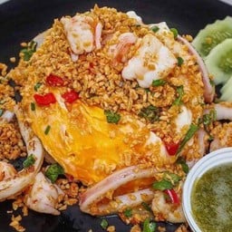 หมูกรอบโคตรฟู  ไข่เยิ้ม เมืองตาก