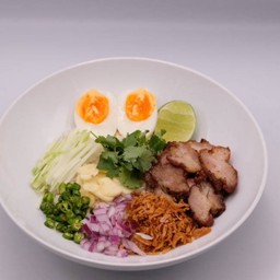 ข้าวขยำคอหมูทอดไข่ลาวา