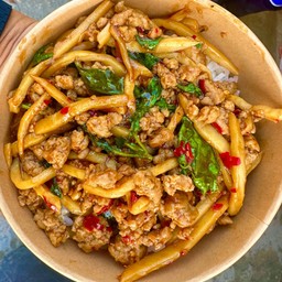 กะเพราหมูสับผัดพริกหน่อไม้