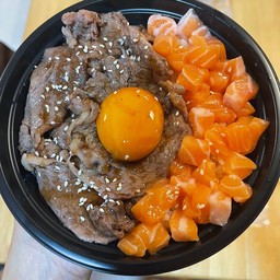 ข้าวหน้าเนื้ิอไข่ดองแซลม่อนสด
