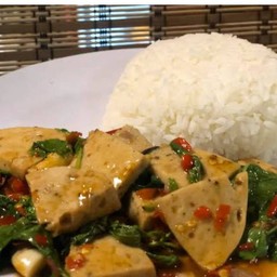 ข้าวกะเพาหมูยอ