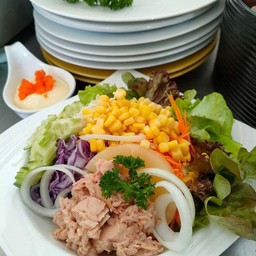 สลัดทูน่าเสริฟคู่กับน้ำสลัด thousand island