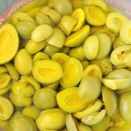 ผลไม้ดอง&ใส้กรอกอีสาน เซเว่นท่าช้าง