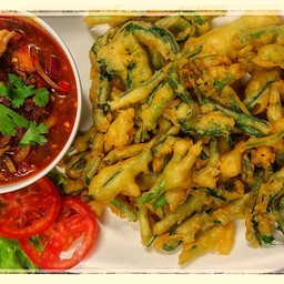 ยำผักบุ้งทอดกรอบ