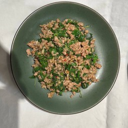 กะเพราคั่วพริกแห้งหมูสับ