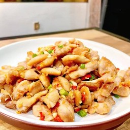 อกไก่คั่วพริกเกลือราดข้าว