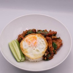 ข้าวกะเพราปลากะพงเนื้อออสเตรเลียสับ ไข่ดาว