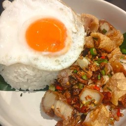 หมูกรอบผัดพริกเกลือ ราดข้าว