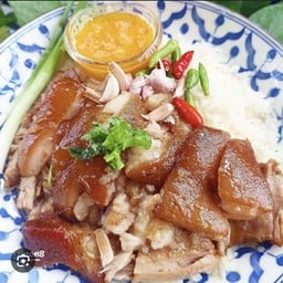 ข้าวขาหมูดำเนิน บ้านแพ้วพลาซ่าใหม่ (ข้างร้านสเต็กเกล้า) Braised Pork leg with rice