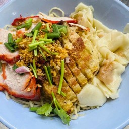 ชายสี่ หมี่เกี๊ยว หน้าเซเว่น หลังตลาดโต้รุ่ง -