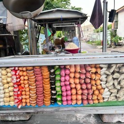 ลูกชิ้นทอด หน้าวัดละหาร