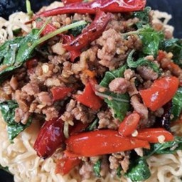 มาม่ากะเพราหมูกรอบ