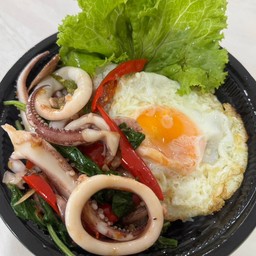 ข้าวกระเพราปลาหมึกไข่ดาว