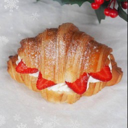 Strawberry Croissant (ครัวซองต์สตอเบอร์รี่)