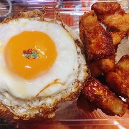 ข้าวผัดไตรปลาแห้ง+หมู3ชั้นทอด+ไข่ดาว