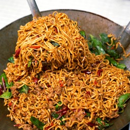 ผัดมาม่ากะเพราหมู