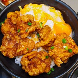 ข้าวหน้าไก่ทอดซอสสไปร์ซี่ใข่ยู่ยี่