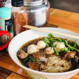 เส้นเล็กหมูตุ๋น พิเศษ