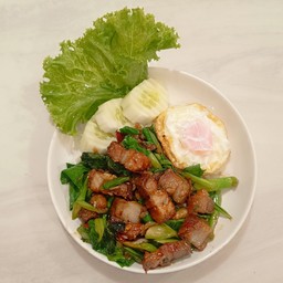 ข้าวคะน้าหมูกรอบไข่ดาว