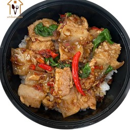 ข้าวผัดกระเพราหมูสามชั้นสไลด์