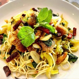 สปาเกตตี้กระเพรากุ้งพริกแห้ง +ผักกาดดอง