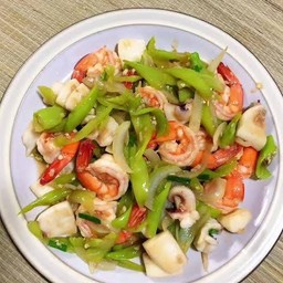 ผัดพริกหยวกทะเลราดข้าว