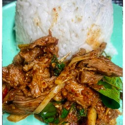 เนื้อผัดพริกแกงราดข้าว