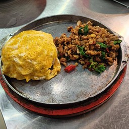 ข้าวไข่ข้นกระเพราหมูสับ