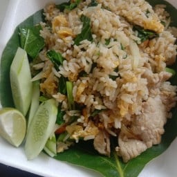 ร้านหนึ่งราดหน้ายอดผักและอาหารตามสั่งคลอง 8