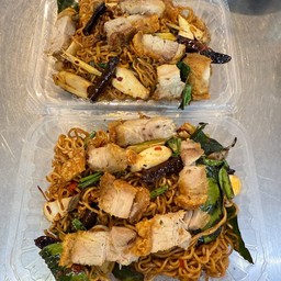 ผัดมาม่าต้มยำหมูกรอบ