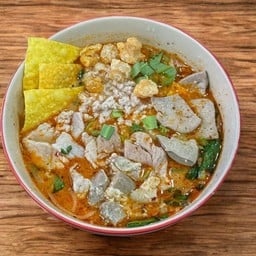 ก๋วยเตี๋ยวยกร้าน หมูเครืี่องใน (ต้มยำน้ำข้น)