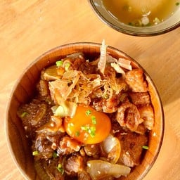 ข้าวหน้าเนื้อตุ๋นซอสเทอริยากิ (แถมฟรี ซุปมิโสะ)