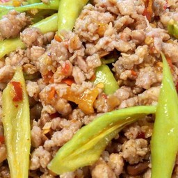 ผัดพริกหยวกหมูสับราดข้าว