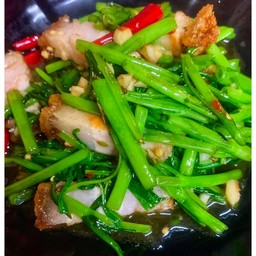 ผัดผักบุ้งหมูกรอบ