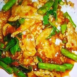 ผัดพริกแกงถั่ว ราดข้าว