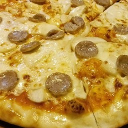 พิซซ่า ใส้กรอกอิตาเลี่ยนและเห็ด